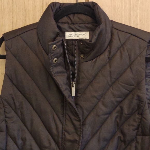 PETITE Dark BRN Slvless Puffer Vest SZ PXL By Jones New York - Picture 5 of 11